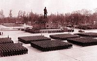 Katonai parádé a Sztálin-szobor előtt a Felvonulási téren (valamikor az 1950-es években)