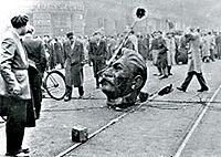 A ledöntött szobor, amit 1956-ban a Blaha Lujza térre vittek a tüntetők