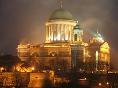Magyarország legnagyobb templomának, az esztergomi bazilikának éjszakai látképe